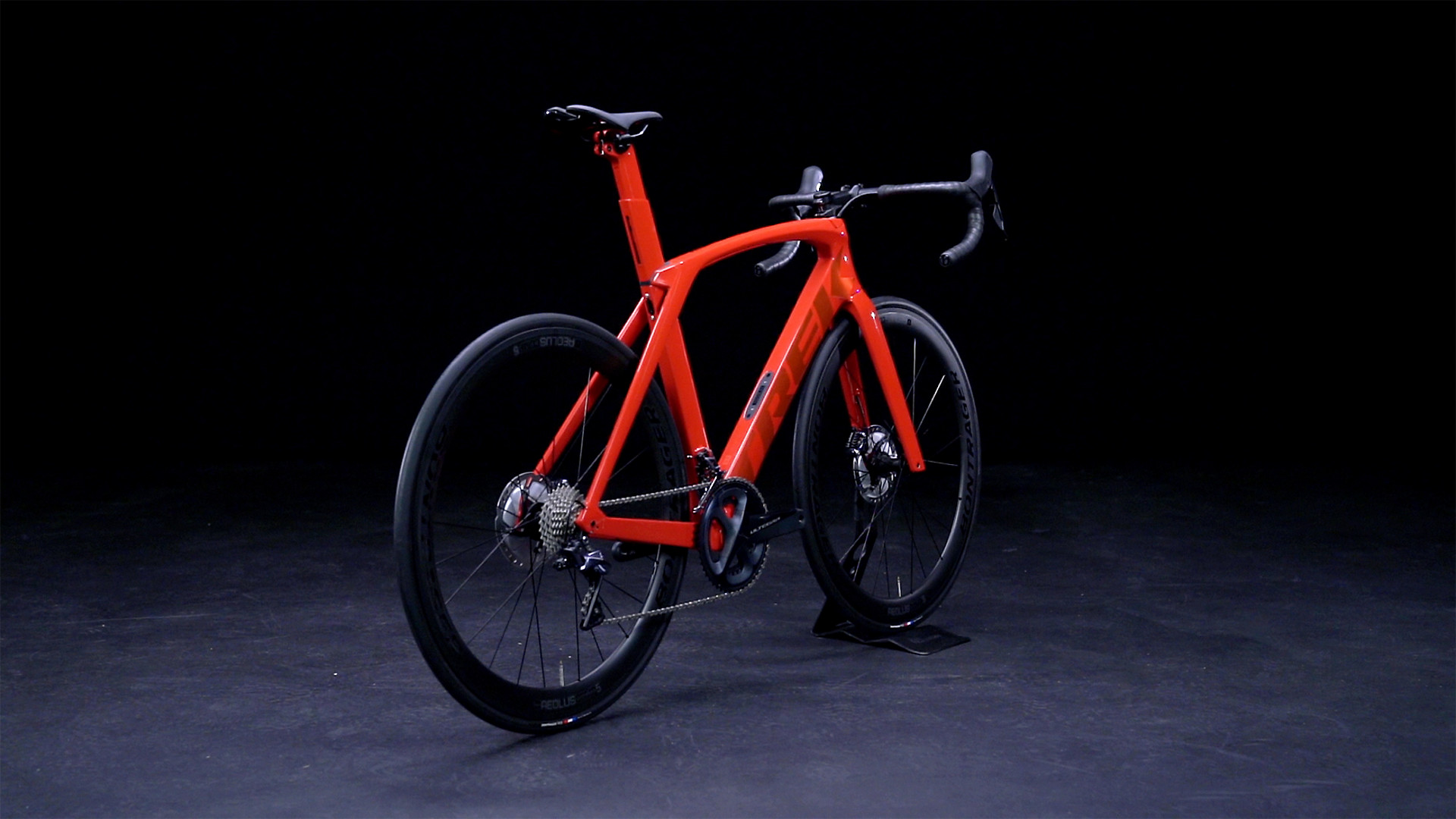 21-002cr_Madone_SL_1760x990?$responsive-pjpg$&cache=on,on&wid=1920&hei=1080&fit=fit,1