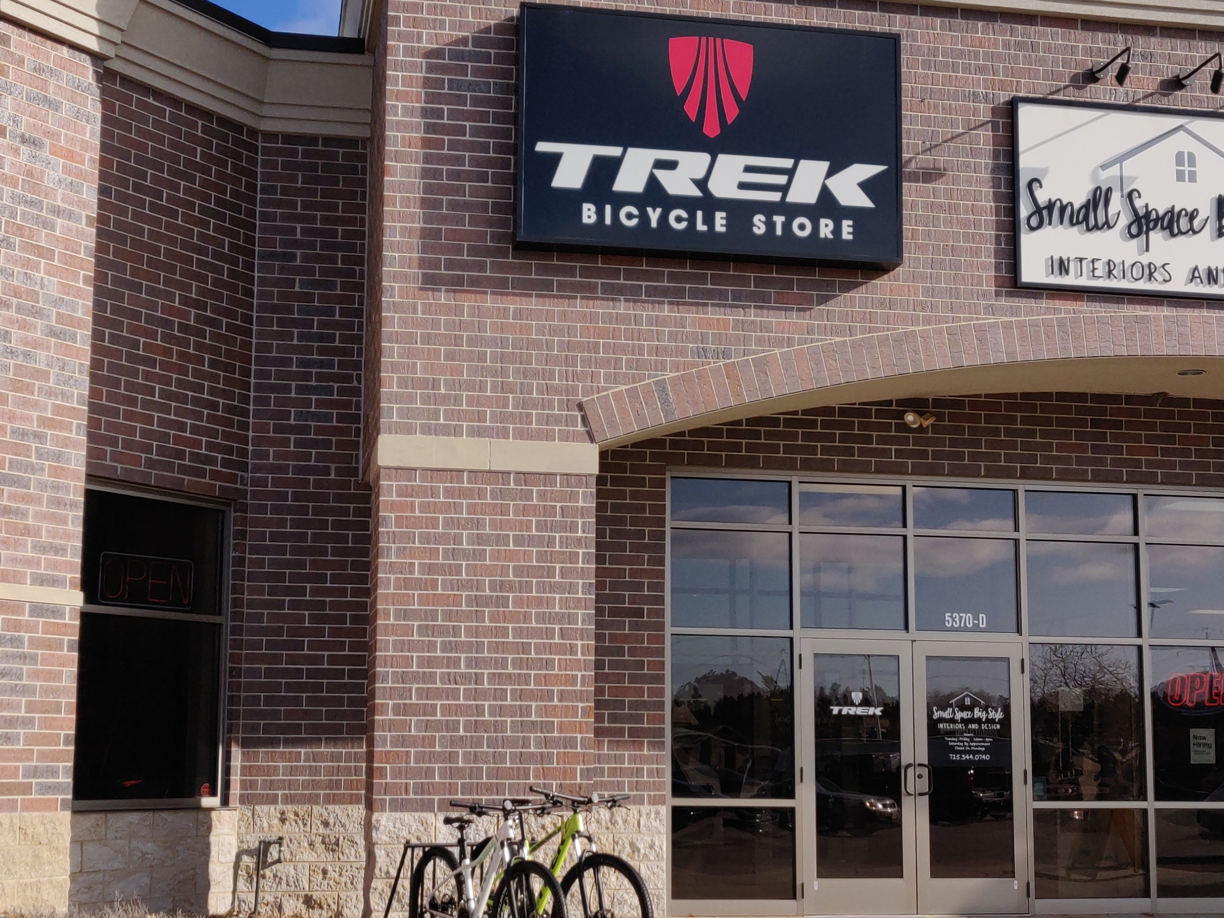 stores that sell trek bikes