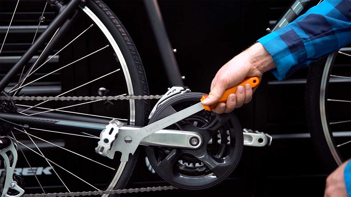 如何 安装自行车踏板
